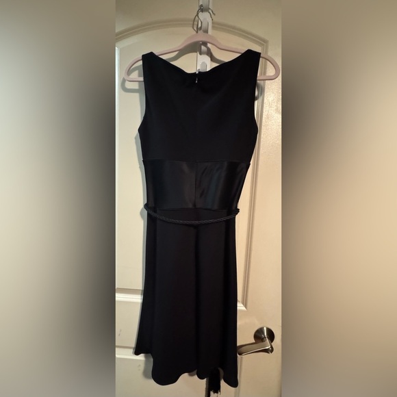 Elegant Black Sleeveless Dress - Picture 8 of 8